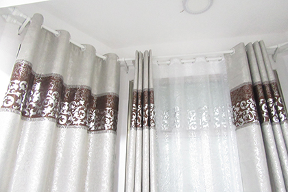 Wide windows,with adequate fresh natural light 